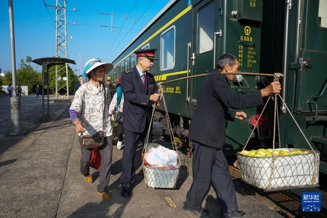 图片故事丨高原慢火车 温情暖山乡
